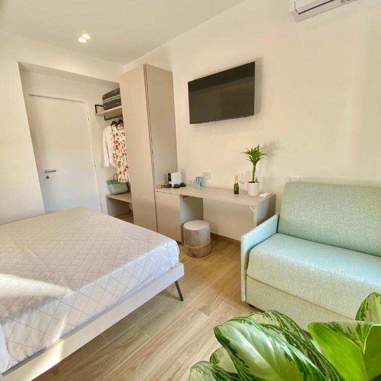 Casa Degli Dei Tropea -Luxury Rooms- - King Room with Balcony - 11