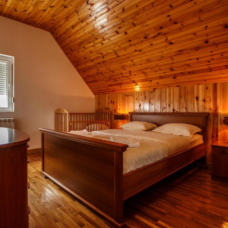 Montagna Resort - Four-Bedroom House - 13