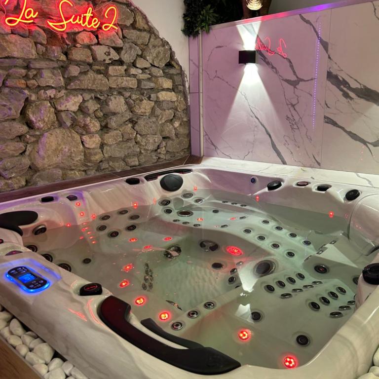 Grenoble LA SUITE 2 spa jaccuzzi et sauna privatif - Suite Deluxe avec Baignoire Spa - 9