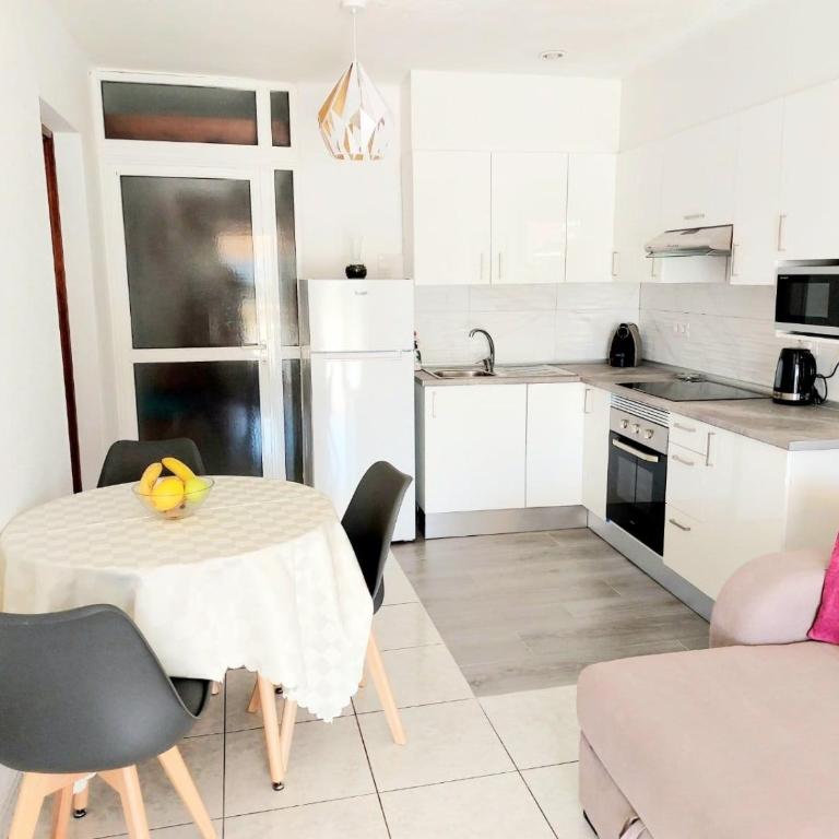 Los Geranios Apartment with Amazing Sea View Air Conditioned - One-Bedroom Apartment - 8