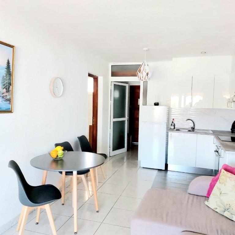 Los Geranios Apartment with Amazing Sea View Air Conditioned - One-Bedroom Apartment - 11