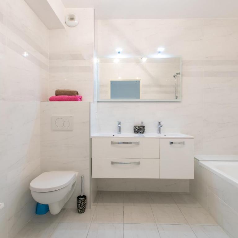 Renovated 2-Br Apartment with Terrace and Pool - Appartement - 16