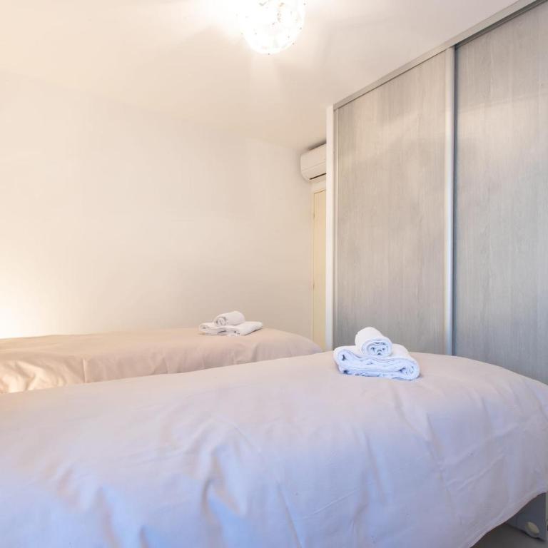 Renovated 2-Br Apartment with Terrace and Pool - Appartement - 15