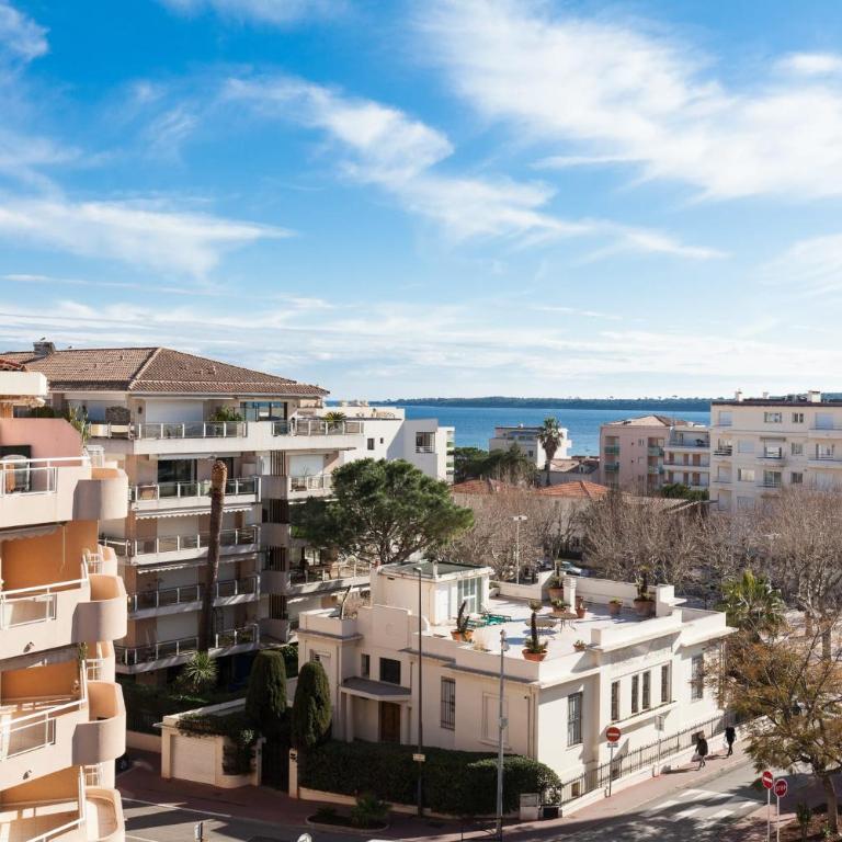 High-Standard 2-Bedroom Apartment with Sea View and Large Terrace - Appartement - 19