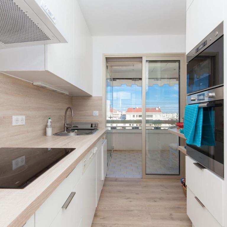 High-Standard 2-Bedroom Apartment with Sea View and Large Terrace - Appartement - 9