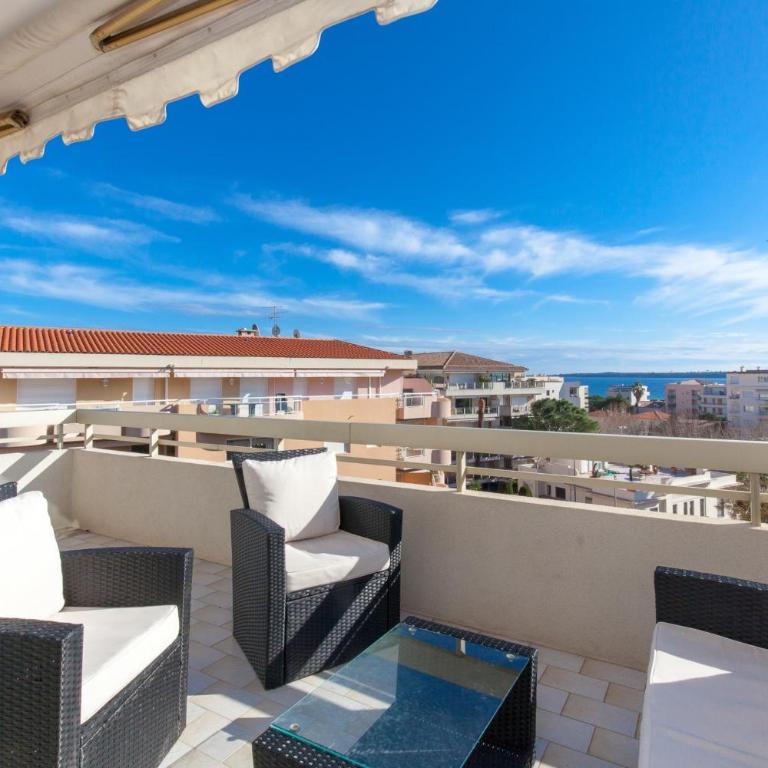 High-Standard 2-Bedroom Apartment with Sea View and Large Terrace - Appartement - 4