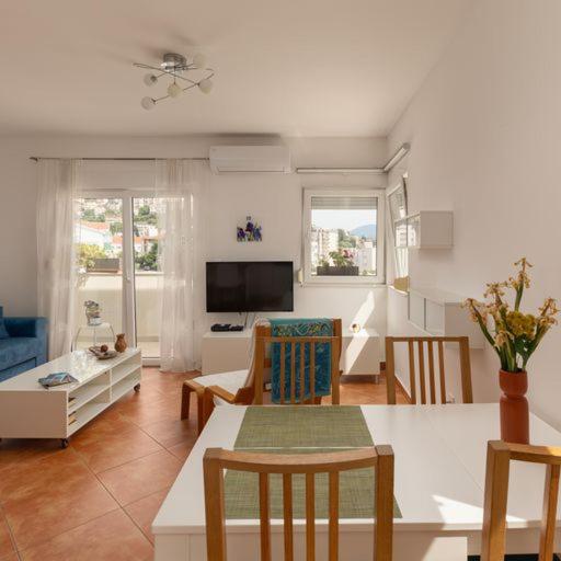 Panoramic Bliss - Apartment with Balcony - 8