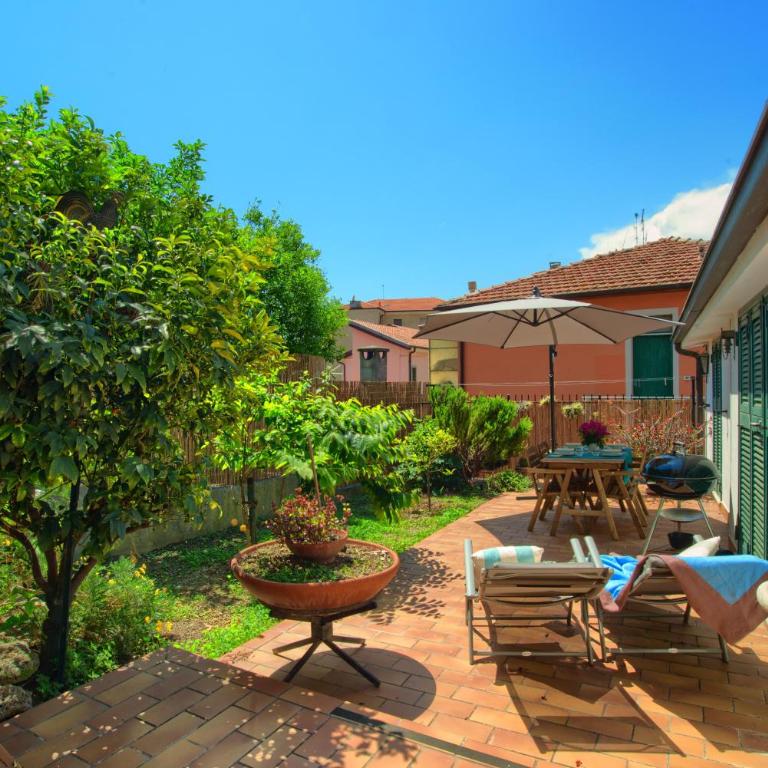 casa con giardino, garage, wi-fi, 2 bagni e AC in una camera da letto - Casa con 2 Camere da Letto - 1