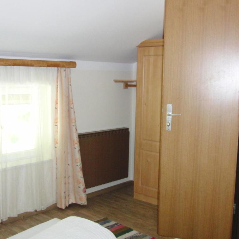 Gästehaus Loithaler - Doppelzimmer mit eigenem Bad - Nebengebäude - 2