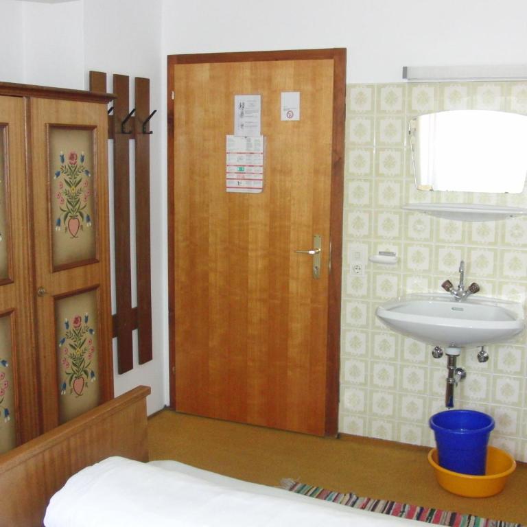 Gästehaus Loithaler - Doppelzimmer mit Gemeinschaftsbad - 2