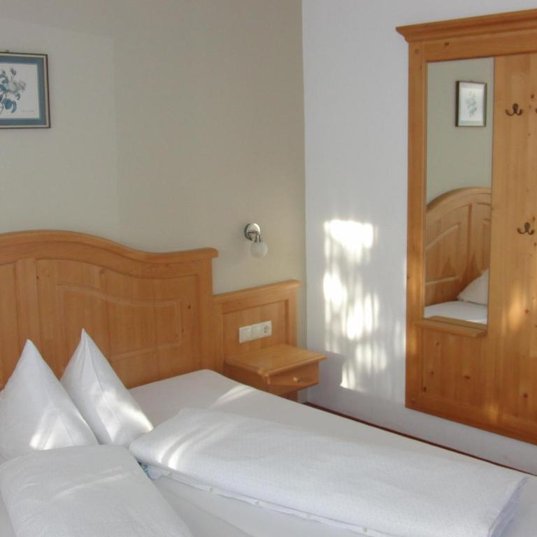 Gästehaus Loithaler - Dreibettzimmer mit eigenem Bad - 1