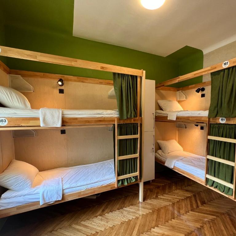 Cabbage Hostel - Krevet u 6-Krevetnoj Ženskoj Spavaonici sa Privatnim Kupatilom - 6