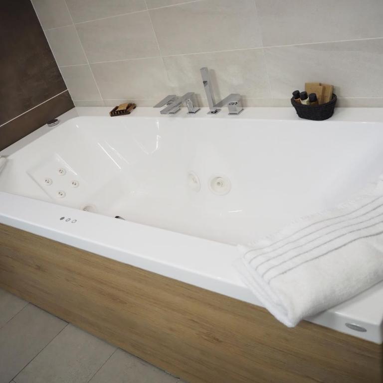 Apollo Guest House - Camera Matrimoniale Deluxe con Vasca Idromassaggio Jacuzzi® - 12