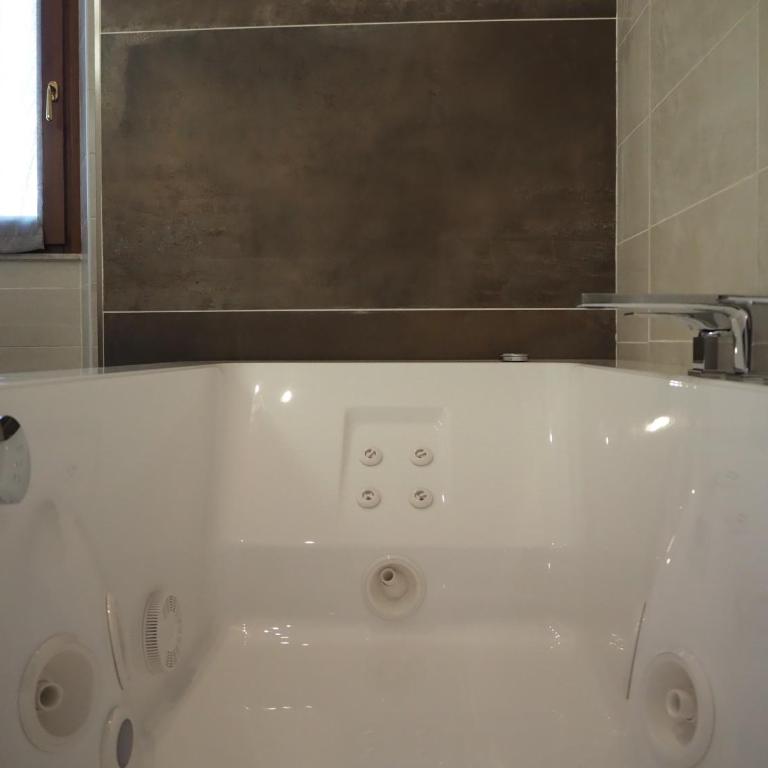 Apollo Guest House - Camera Matrimoniale Deluxe con Vasca Idromassaggio Jacuzzi® - 9
