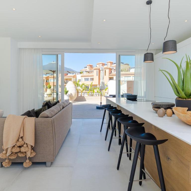 Unique & Luxurious Villa With Heated Pool, Gym & C - Casa - 10