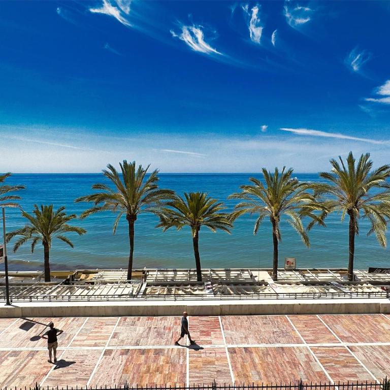 Diana 206. Completely Renovated Apartment on the Beachfront. - One-Bedroom Apartment - 1