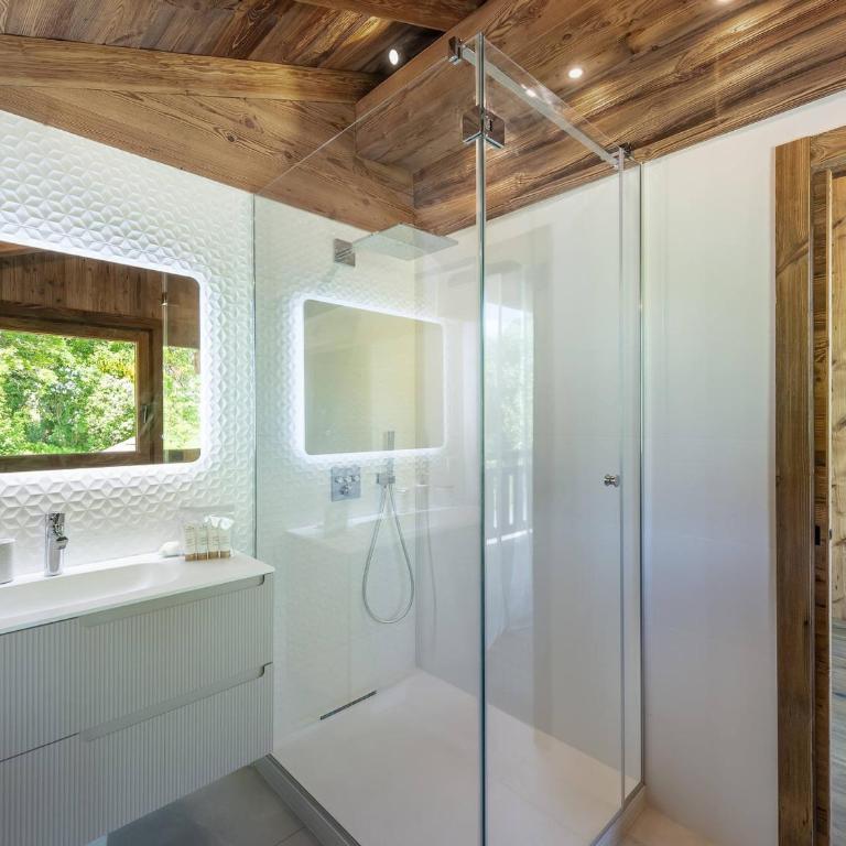Chalet Luxe 12 Pers. Face aux Pistes avec Skiroom, Garage, Salle de Sport et Services Inclus - Chalet 3 Chambres - 12