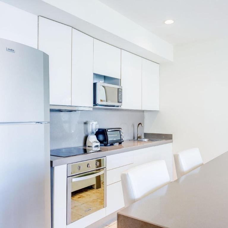 A-Nah Apartments, Rooftop Pool, walking distance to 5th avenue - One-Bedroom Apartment - 6