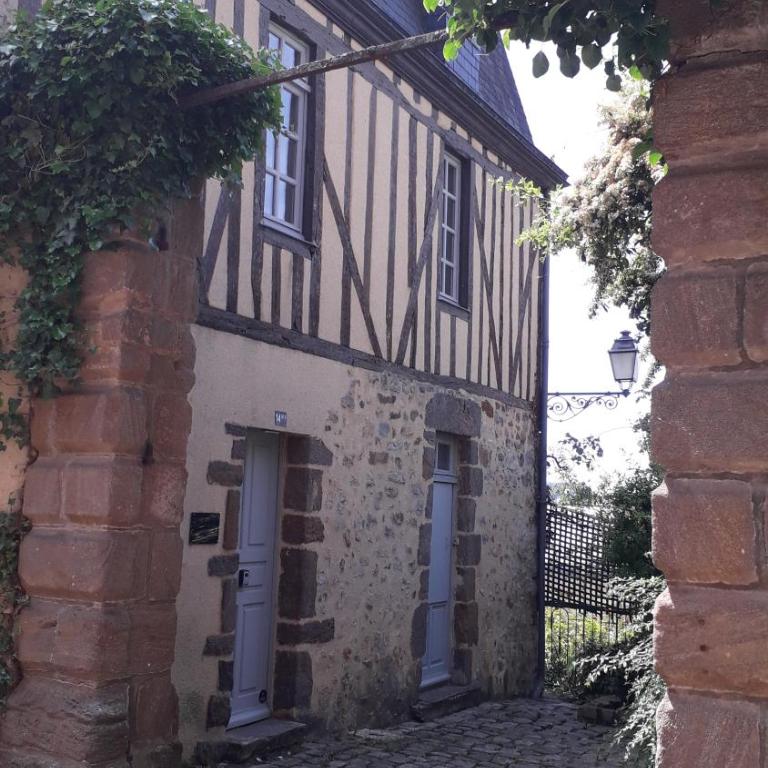 Petite Maison Romantique au calme, Cœur Historique, vue Ville et Jardin - Appartement en Duplex - 2