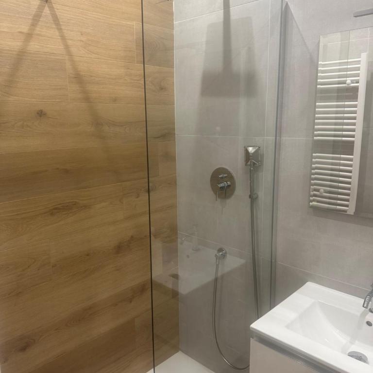 Rosa House - Camera Matrimoniale con Bagno Privato - 26