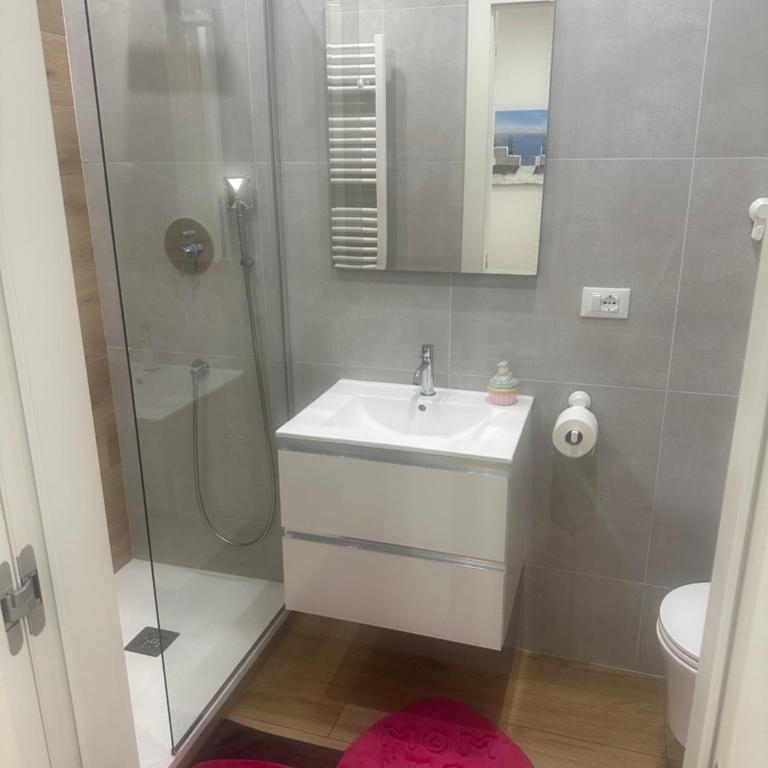 Rosa House - Camera Matrimoniale con Bagno Privato - 24