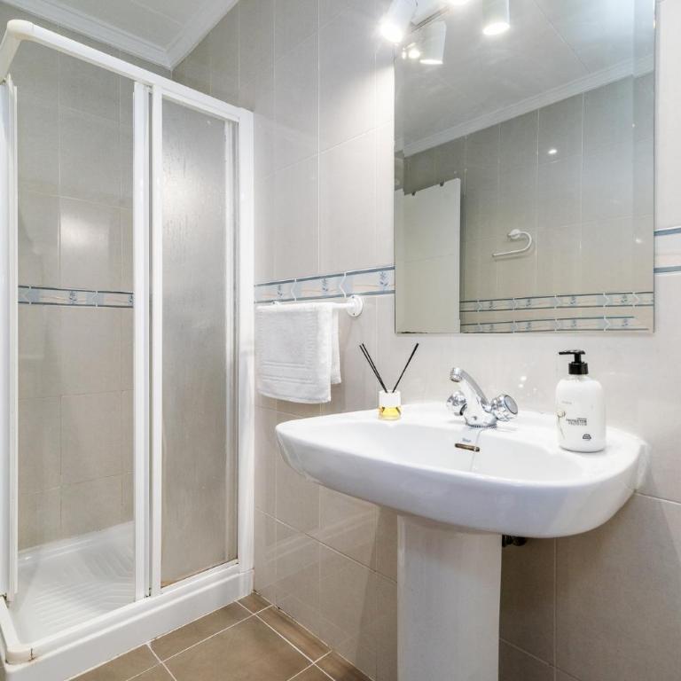 Apartamento moderno junto a Plaza Toros y Hospitales con Parking bajo petición - Three-Bedroom Apartment - 20