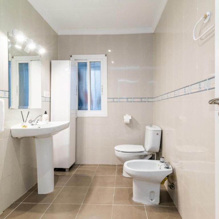 Apartamento moderno junto a Plaza Toros y Hospitales con Parking bajo petición - Three-Bedroom Apartment - 15