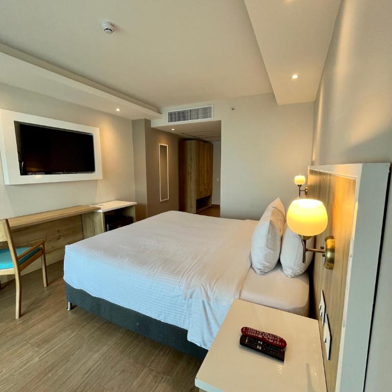 Wyndham Garden Cartagena - 1 King Bed , Superior Room, Non-Smoking - 1