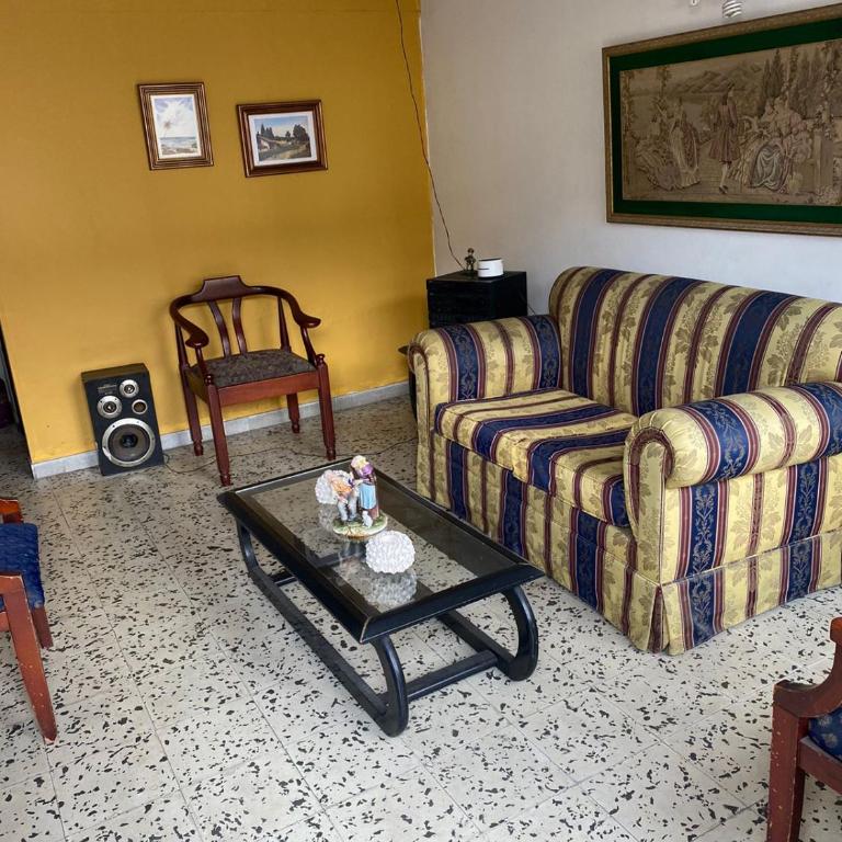 Casa Amplia Familiar muy Fresca Cerca al Poblado - Four-Bedroom House - 2
