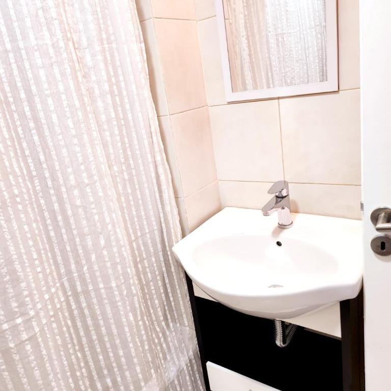Dptos amoblados NQN - Excelente ubicacion- ZONA CENTRO - Apartamento con balcón - 5