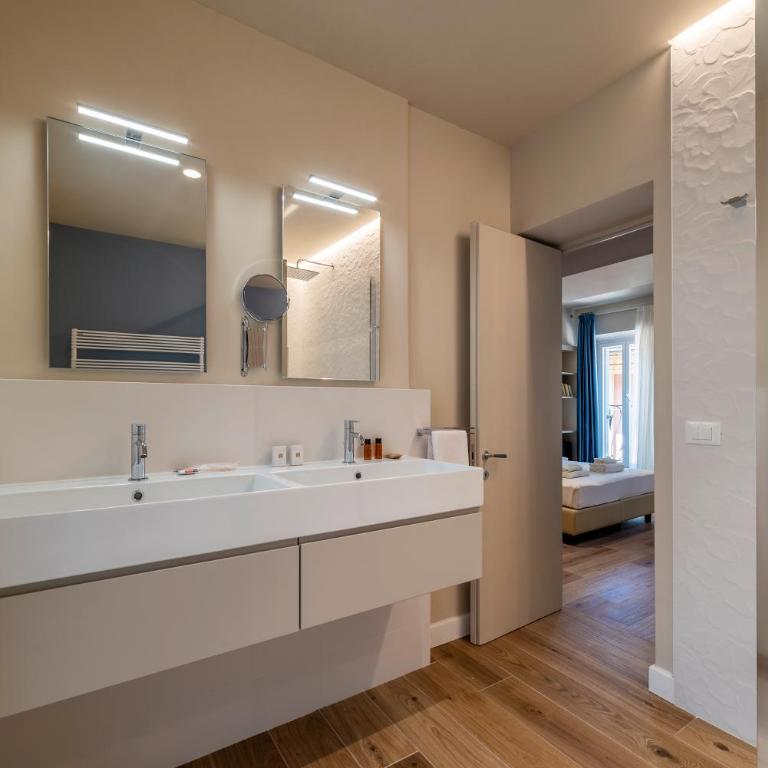 Luxury Corso Suite - DesignD Stays - Three-Bedroom Apartment - 7