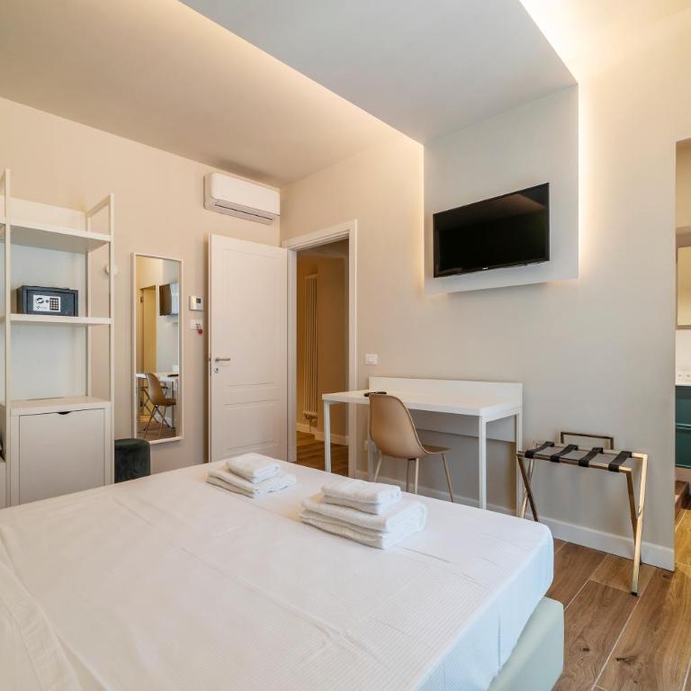 Luxury Corso Suite - DesignD Stays - Three-Bedroom Apartment - 12