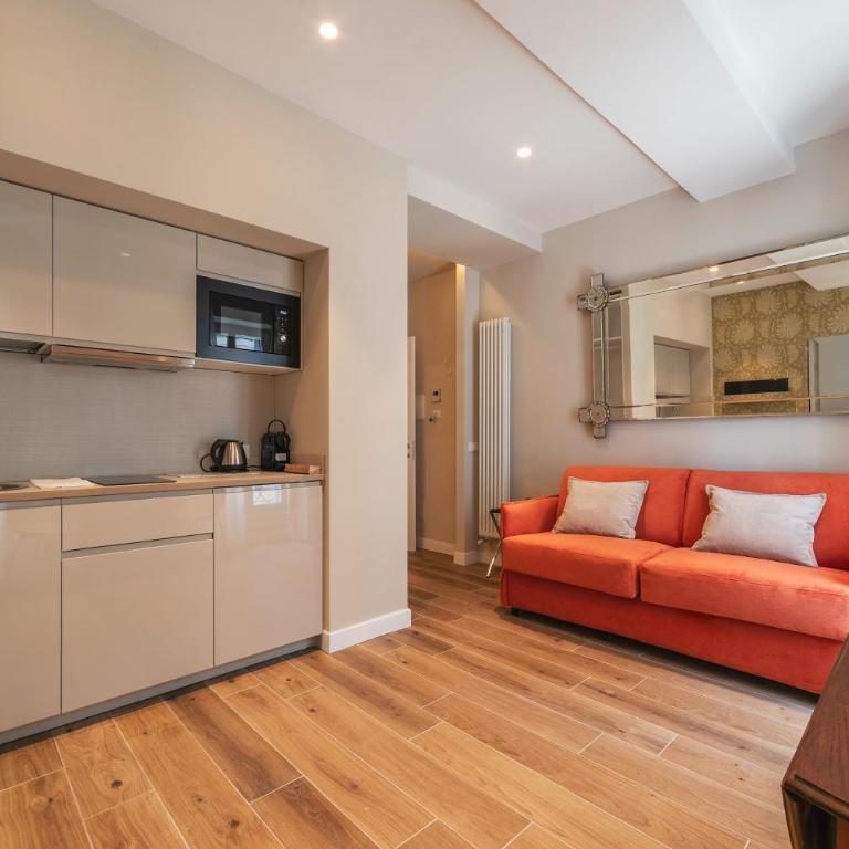 Luxury Corso Suite - DesignD Stays - Three-Bedroom Apartment - 5