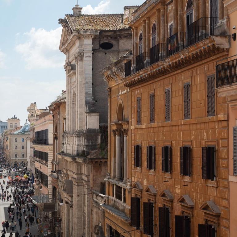 Luxury Corso Suite - DesignD Stays - Three-Bedroom Apartment - 3