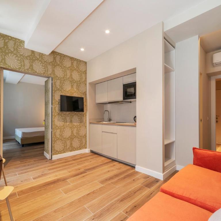 Luxury Corso Suite - DesignD Stays - Three-Bedroom Apartment - 14