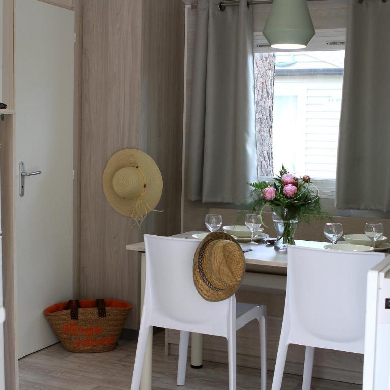 Camping Resort Les Champs Blancs - Mobile Home - 1