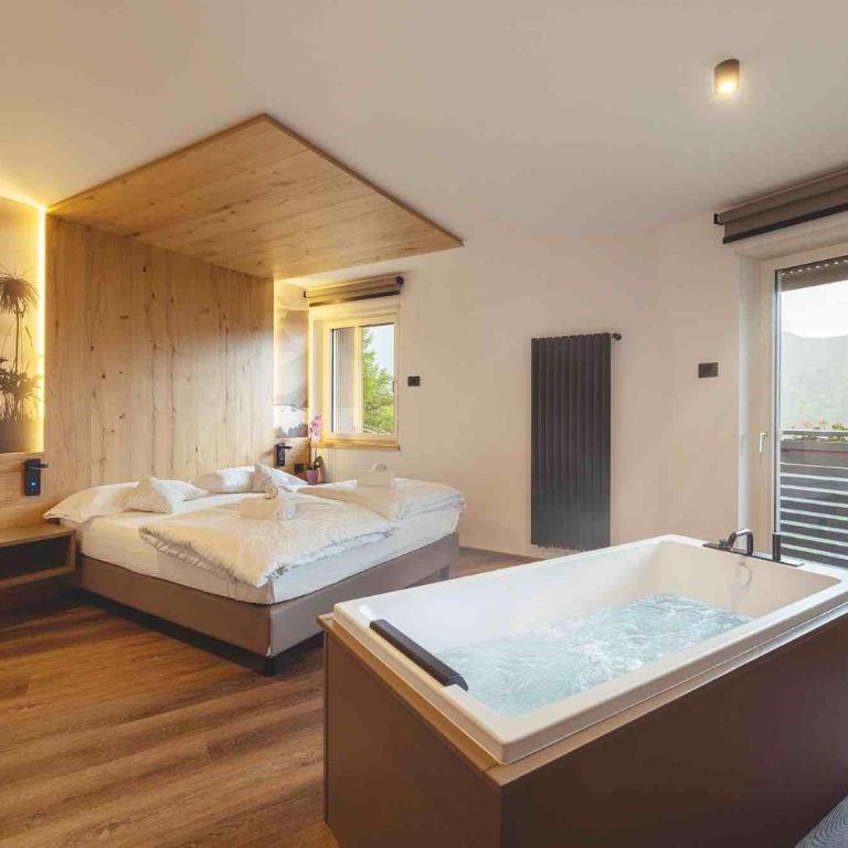 Hotel Castel Mani - Zimmer mit Queensize-Bett und Whirlpool-Badewanne - 1