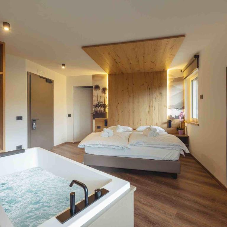 Hotel Castel Mani - Zimmer mit Queensize-Bett und Whirlpool-Badewanne - 2