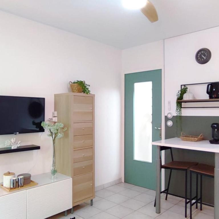 RAVAS Studio climatisé terrasse proche commerces - Apartment mit 1 Schlafzimmer - 8