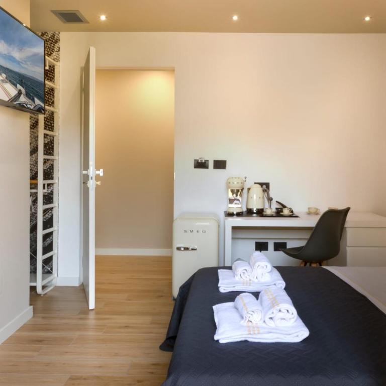 Eleonore Elegant Rooms - Deluxe Double Room with Balcony - 13