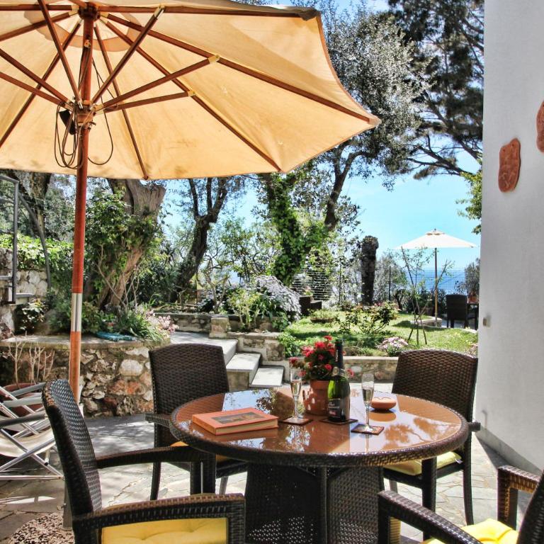 Casa Augusto B&B - Camera Matrimoniale/Doppia con Letti Singoli con Terrazza e Vista Mare - 1