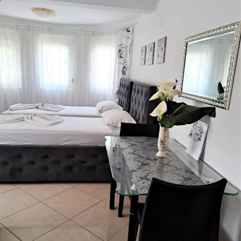 Montenegro Smile - One-Bedroom Apartment with Garden View - 1