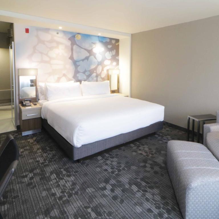 Courtyard Monterrey Airport - King Room with Courtyard View - 7