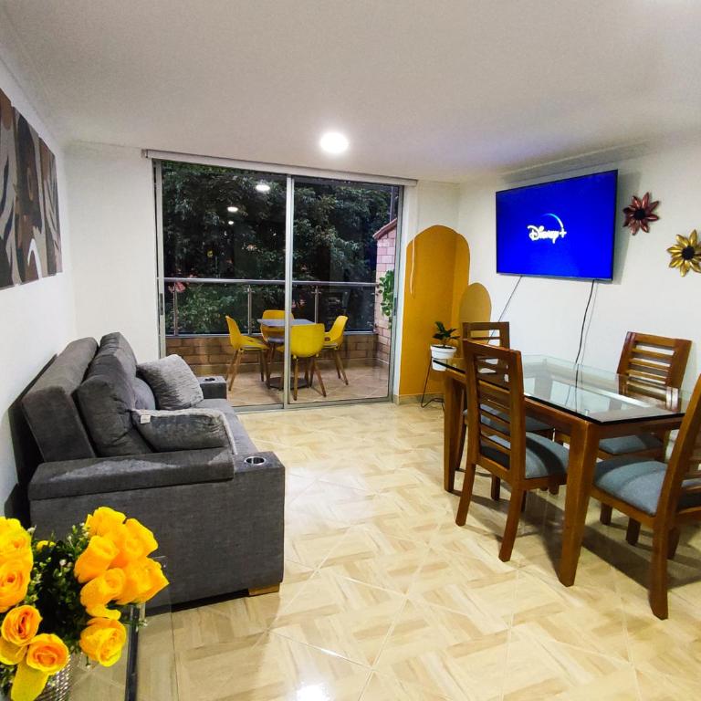 Apartamento en Laureles con Excelente Ubicación - Three-Bedroom Apartment - 1