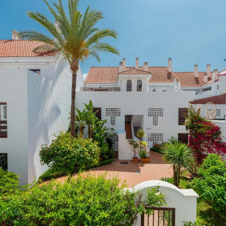 Tranquil 2 BDRM Peaceful Apt w/ 2 Pools - Two-Bedroom Apartment - 45