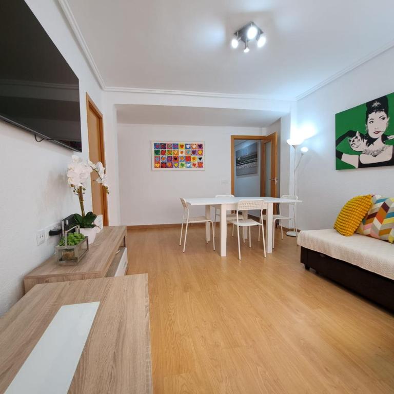 Céntrico apartamento en Valencia próximo parada de metro Ángel Guimerà - Three-Bedroom Apartment - 4