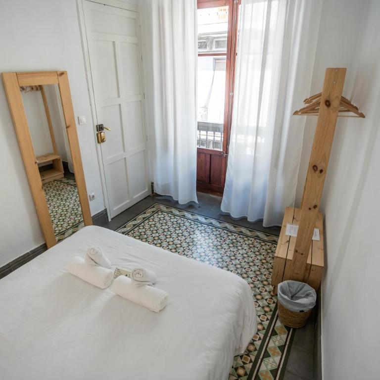 Casa de la Alegría - Quadruple Room with Balcony and Shared Bathroom - 5