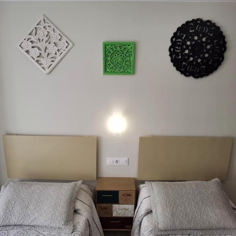 HOSTAL RIGAU - Habitación Doble con baño privado - 2 camas - 4