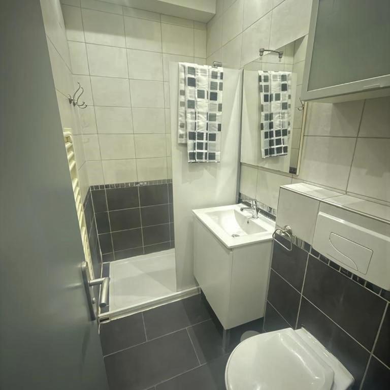 2 Piéces nice tout confort vieux nice cours saleya proche commerces et mer - One-Bedroom Apartment - 14