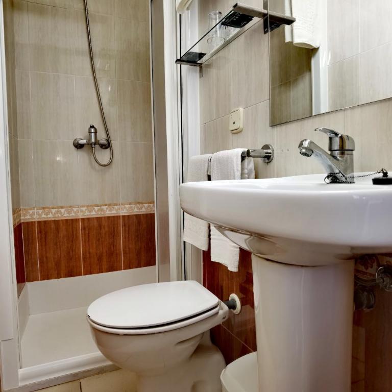 HOSTAL RIGAU - Habitación Doble con baño privado - 2 camas - 3